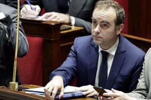 Primeiro-ministro francês escapa de censura, mas enfrentará teste no orçamento com pressão da esquerda