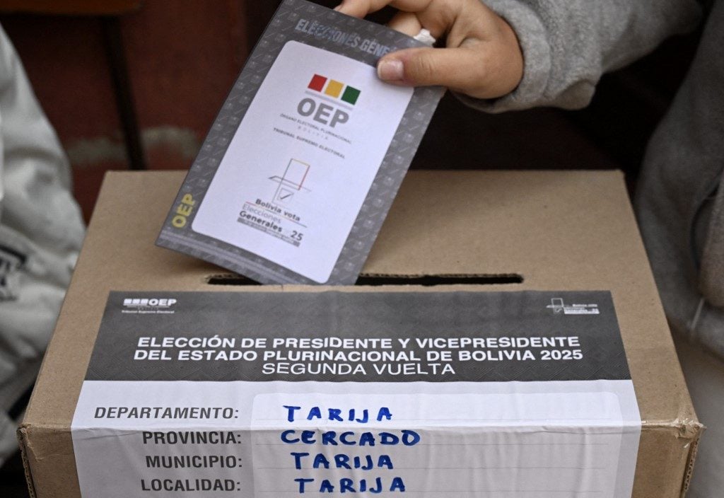 Em crise, Bolívia define presidente entre dois candidatos de direita