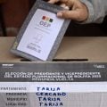 Em crise, Bolívia define presidente entre dois candidatos de direita