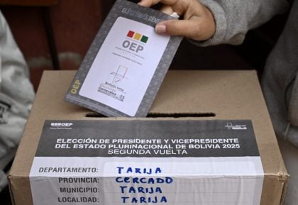Em crise, Bolívia define presidente entre dois candidatos de direita