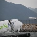 Avião de carga derrapa e cai no mar em Hong Kong; duas pessoas morrem