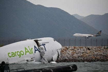 Avião de carga derrapa e cai no mar em Hong Kong; duas pessoas morrem