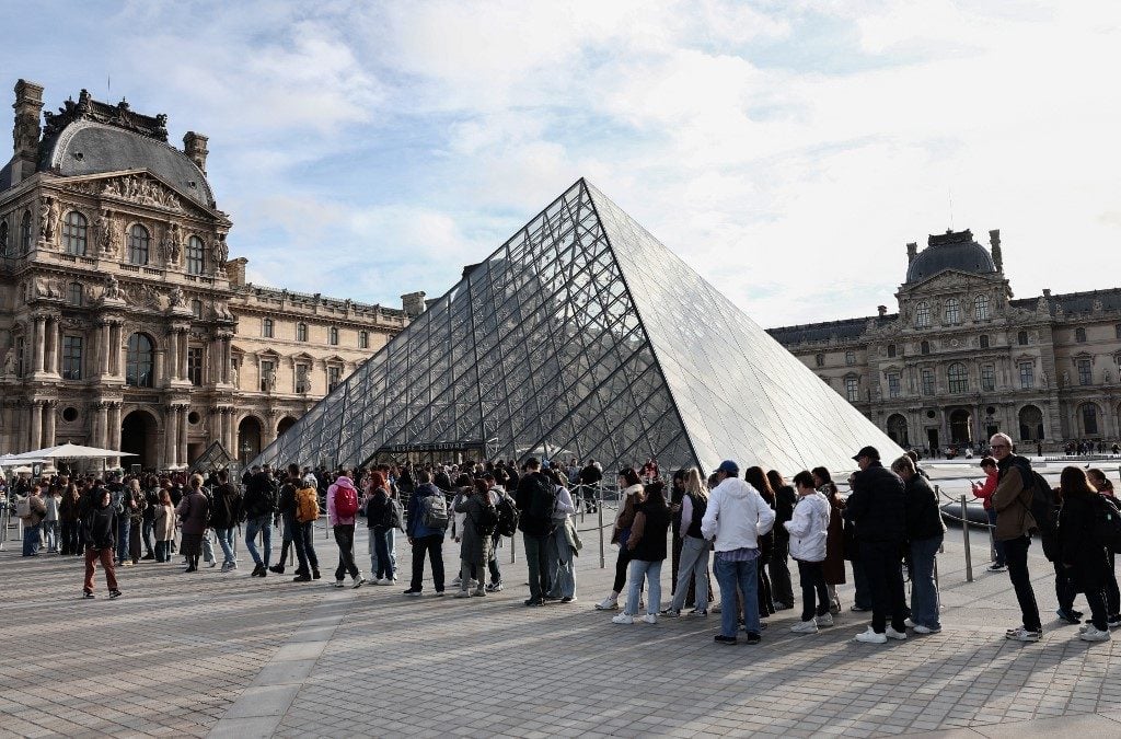 Louvre reabre as portas três dias após roubo de joias