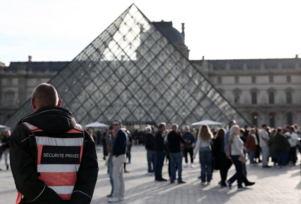 Polícia francesa anuncia mais cinco detenções por roubo no Louvre
