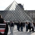 Polícia francesa anuncia mais cinco detenções por roubo no Louvre