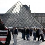 Polícia francesa anuncia mais cinco detenções por roubo no Louvre