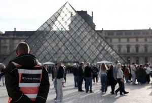 Polícia francesa anuncia mais cinco detenções por roubo no Louvre