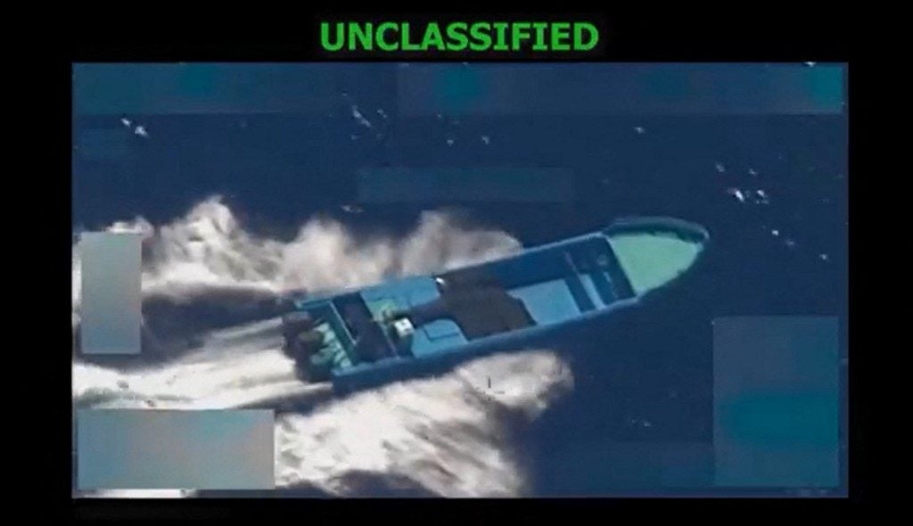 EUA bombardeiam embarcações no Pacífico; Trump e Petro trocam ameaças