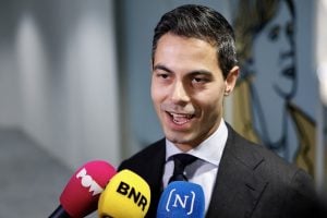 Centro supera ultradireita em eleição apertada na Holanda