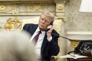 Diplomacia/ Toca o telefone