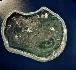 Austrália começa a enviar migrantes para ilha remota do Pacífico