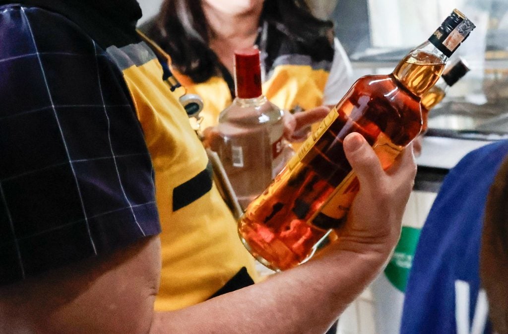 Câmara aprova urgência para projeto que torna falsificação de bebidas crime hediondo