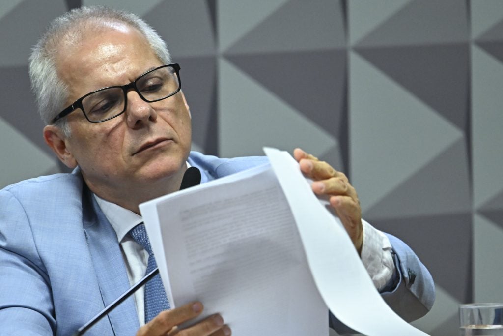 Ex-presidente do INSS se nega a responder perguntas de relator da CPI