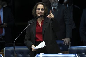 Damares emite parecer contra distribuição de calcinhas a mulheres trans pelo SUS