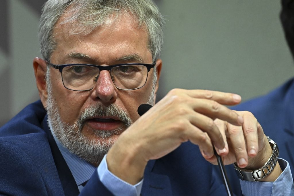 Ex-diretor do INSS nega vínculo político em depoimento à CPI