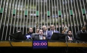 Câmara aumenta penas para crimes como extorsão e escudo humano