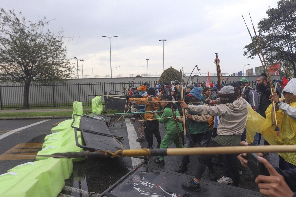 Policiais são feridos por flechas em protestos na Colômbia contra os EUA