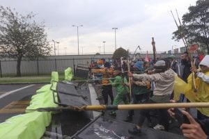 Policiais são feridos por flechas em protestos na Colômbia contra os EUA