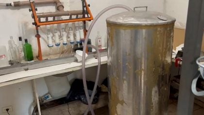 Polícia detém 2 pessoas e fecha fábrica de bebidas em Americana, em SP