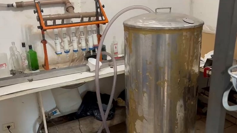 Polícia detém 2 pessoas e fecha fábrica de bebidas em Americana, em SP