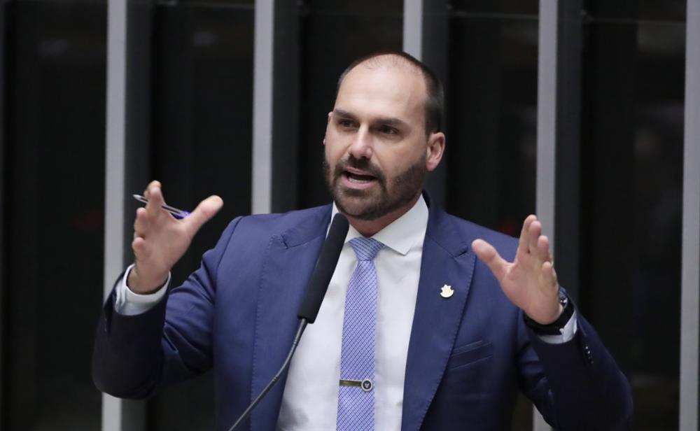 Presidente do Conselho de Ética diz que Eduardo Bolsonaro deve estar no Brasil para exercer o mandato
