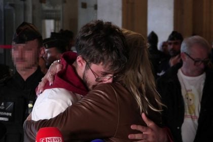 França condena mulher à prisão perpétua por estuprar e matar adolescente