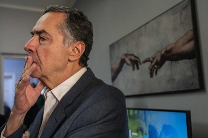 Barroso encerra passagem de 12 anos no STF e abre oficialmente vaga para nova indicação de Lula