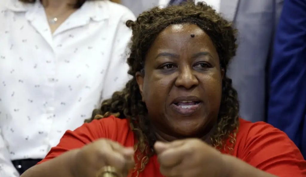 Ministra promete perícia independente após reunião com famílias no Rio