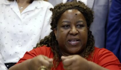 Ministra promete perícia independente após reunião com famílias no Rio