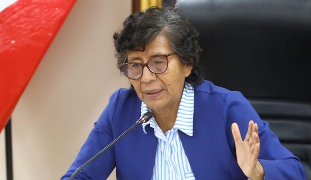 Congressista ‘corta-unhas’ provoca escândalo no Peru