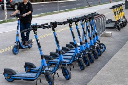 Empresa terá de indenizar homem cego que tropeçou em patinete na calçada