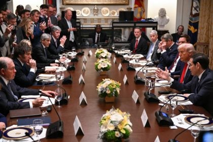 Tive uma conversa muito boa com Lula, diz Trump ao lado de Milei