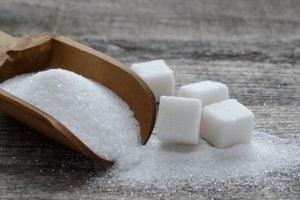 Aprenda a fazer banho de açúcar para atrair sorte e harmonia