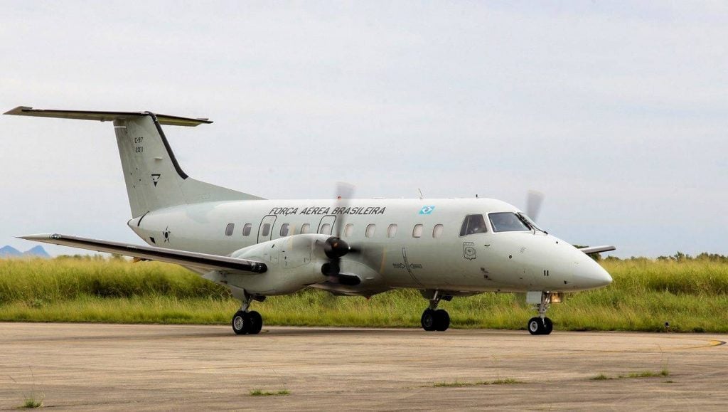 Ex-comandante da FAB é condenado por usar subordinados para cortar grama de sua casa