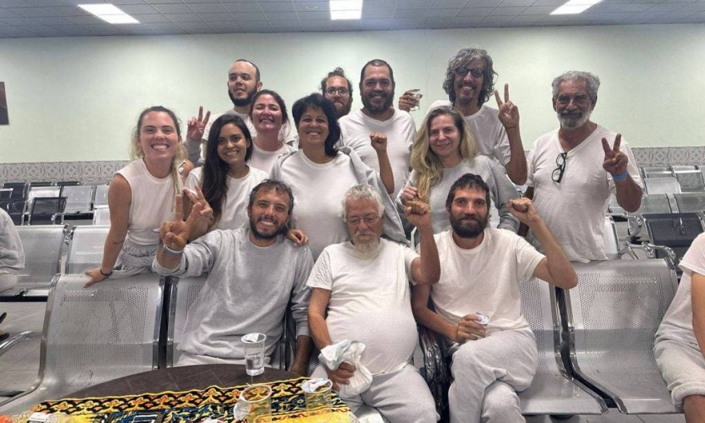 Brasileiros detidos por Israel em flotilha para Gaza chegam ao Brasil