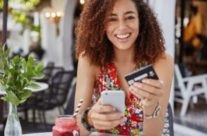 Brasil ultrapassa 200 milhões de cartões de crédito e movimenta R$ 2,8 trilhões em 2024
