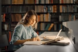 6 impactos da má postura na saúde e nos estudos