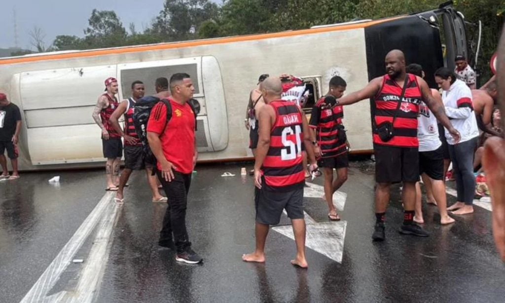 Ônibus com torcedores do Flamengo tomba na Dutra; 46 ficam feridos