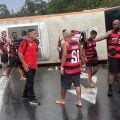 Ônibus com torcedores do Flamengo tomba na Dutra; 46 ficam feridos