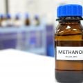 De bebidas adulteradas ao ambiente de trabalho, os riscos do metanol que seguem ignorados