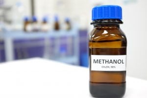 De bebidas adulteradas ao ambiente de trabalho, os riscos do metanol que seguem ignorados
