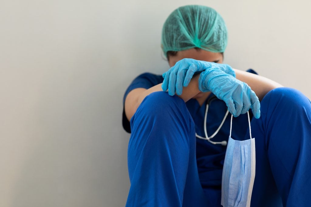 59% dos médicos jovens citam burnout como motivo para antecipar aposentadoria