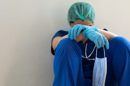 59% dos médicos jovens citam burnout como motivo para antecipar aposentadoria