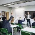 Presencial em alta e multifranqueados em expansão marcam avanço das franquias de educação