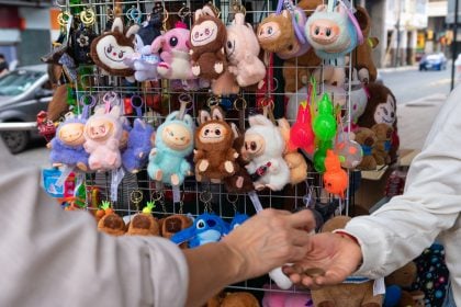 Dia das Crianças: vendas físicas caem e marketplaces dominam o varejo com Labubu e Bobbie Goods