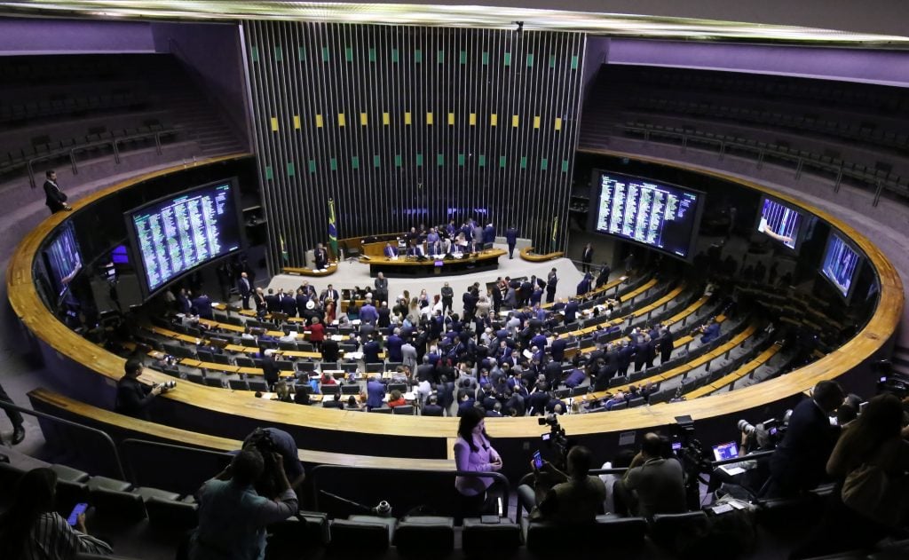 Falsificação de bebidas, combate à pedofilia e eleições: Os temas da pauta da Câmara nesta quinta