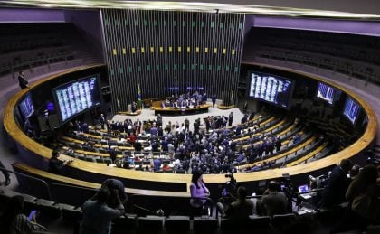 Falsificação de bebidas, combate à pedofilia e eleições: Os temas da pauta da Câmara nesta quinta