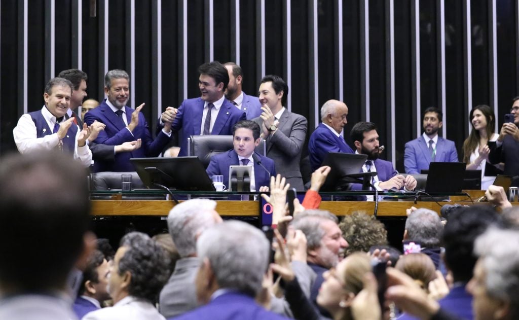 Quem são os 18 deputados que não votaram na ampliação da isenção do IR na Câmara