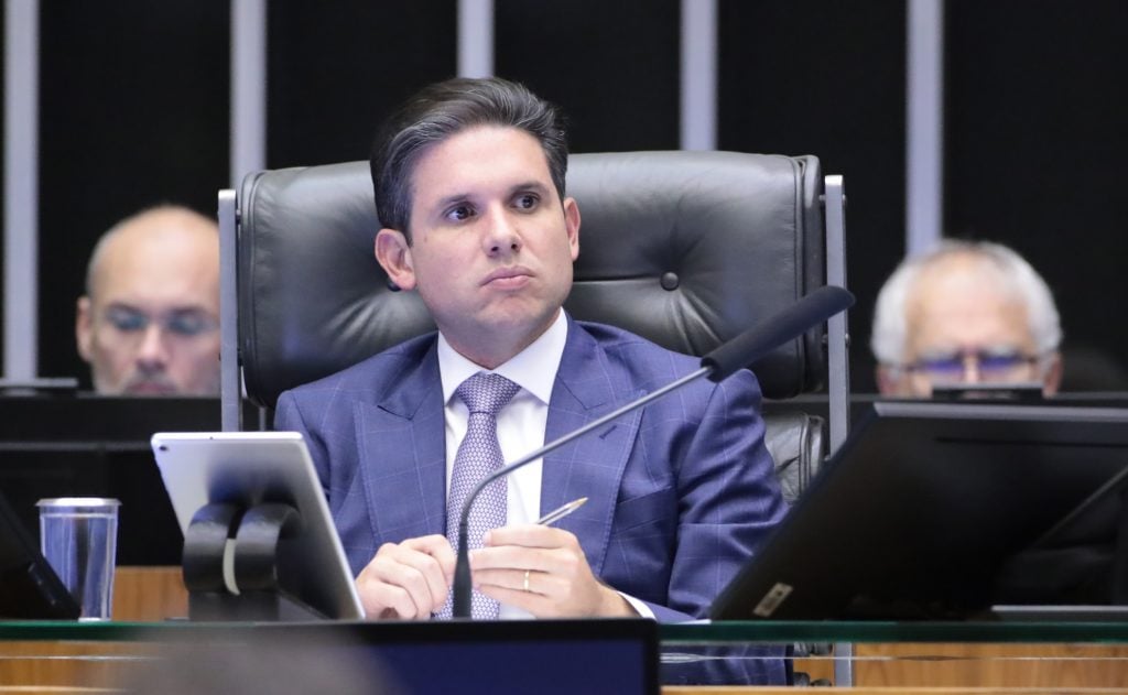 Sem governo e Centrão, reforma administrativa encalha e deixa Hugo Motta isolado na Câmara