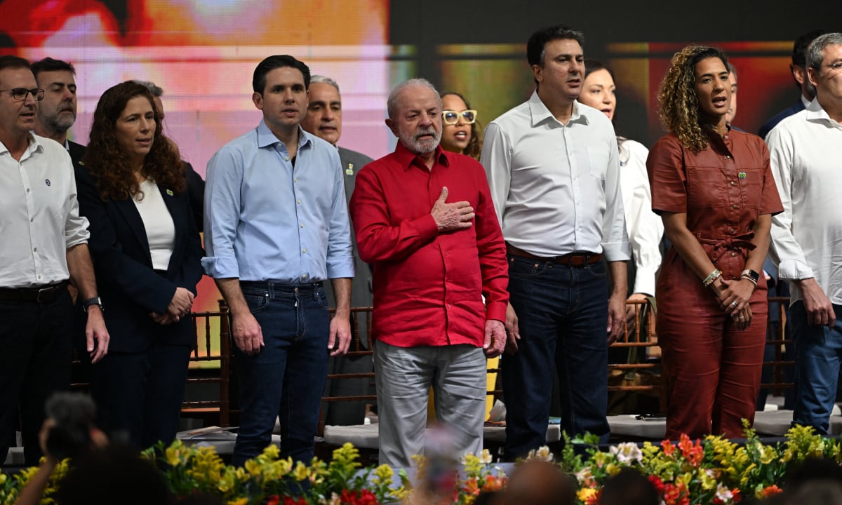 No Dia dos Professores, Lula assina criação da Carteira Nacional Docente e critica o Congresso